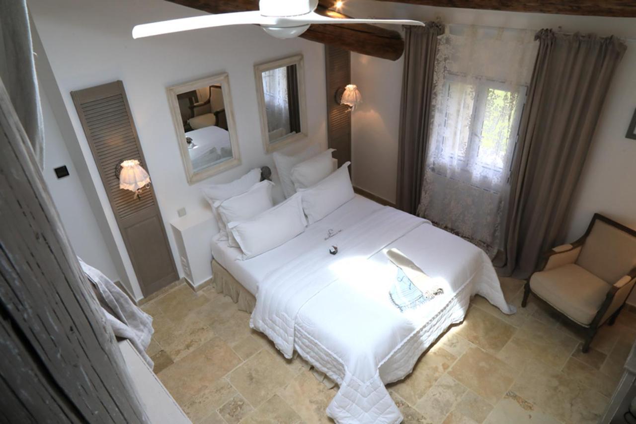 Lamanon Maison D'Hotes "Les Ecuries Du Mas" מראה חיצוני תמונה