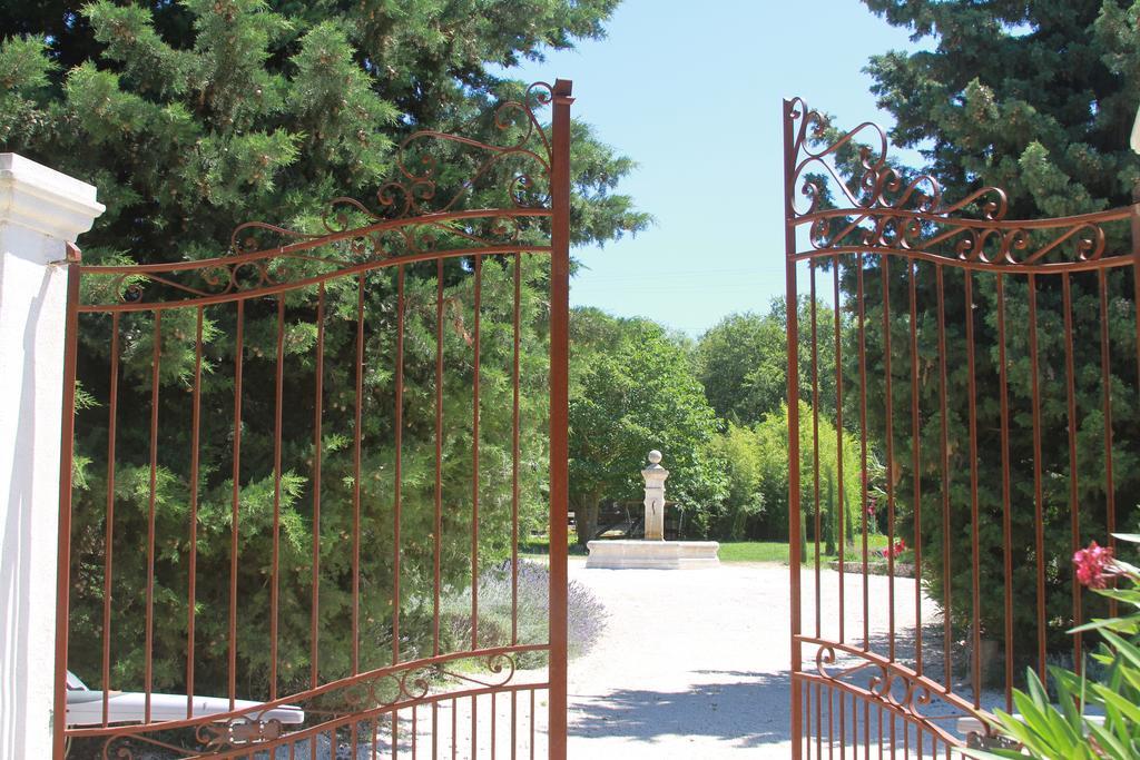 Lamanon Maison D'Hotes "Les Ecuries Du Mas" מראה חיצוני תמונה